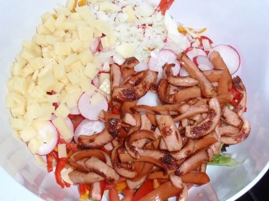 Rezept: Bunter Salat mit gebratenen Würstchenstreifen und Käse Bild Nr. 10 Bunter Salat mit gebratenen Würstchenstreifen und Käse - Rezept - Bild Nr. 10