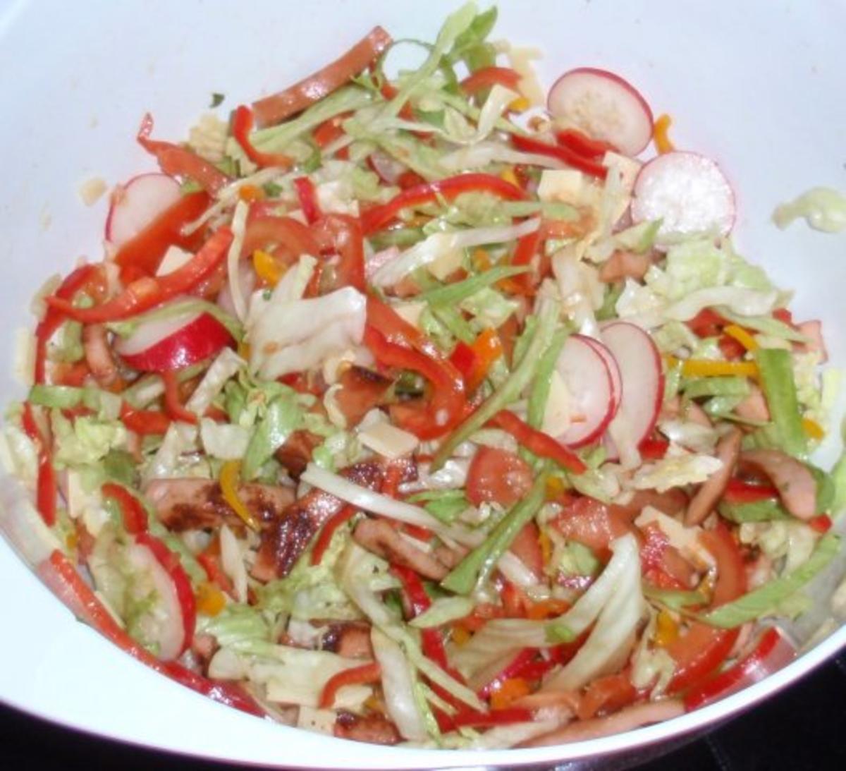 Bunter Salat mit gebratenen Würstchenstreifen und Käse - Rezept - Bild Nr. 11