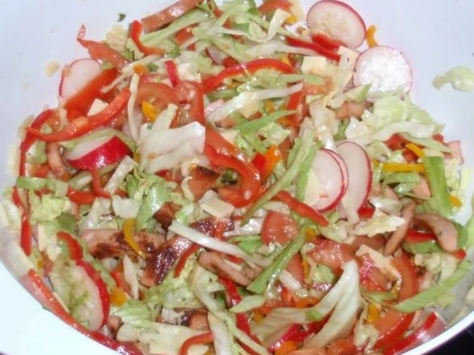 Rezept: Bunter Salat mit gebratenen Würstchenstreifen und Käse Bild Nr. 11 Bunter Salat mit gebratenen Würstchenstreifen und Käse - Rezept - Bild Nr. 11