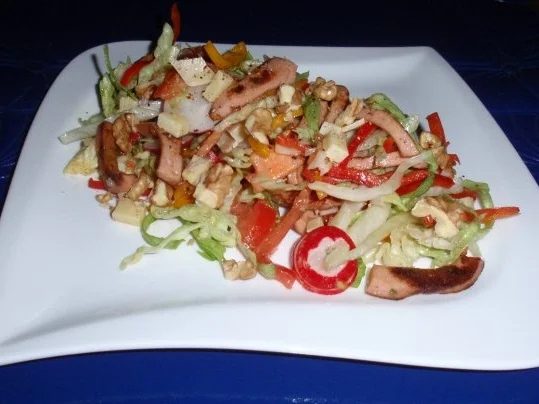 Rezept: Bunter Salat mit gebratenen Würstchenstreifen und Käse Bild Nr. 12 Bunter Salat mit gebratenen Würstchenstreifen und Käse - Rezept - Bild Nr. 12