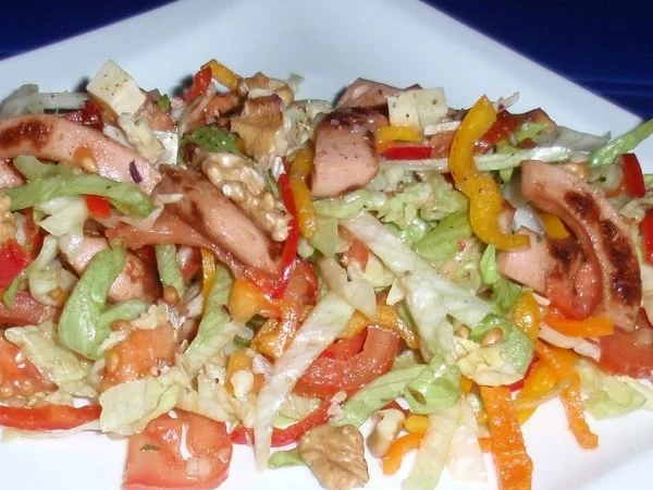 Rezept: Bunter Salat mit gebratenen Würstchenstreifen und Käse Bild Nr. 13 Bunter Salat mit gebratenen Würstchenstreifen und Käse - Rezept - Bild Nr. 13