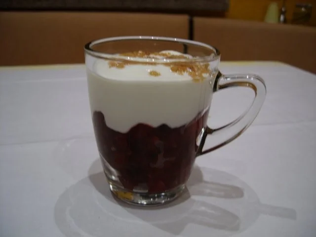 Dessert: Rote Grütze trifft Joghurt - Rezept