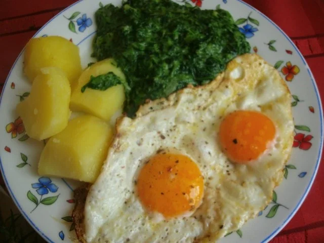 Rahmspinat mit Spiegelei - Rezept