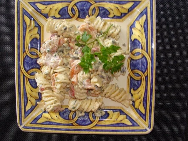 Nudelsalat : mit Räucherlachs und Remoulade - Rezept