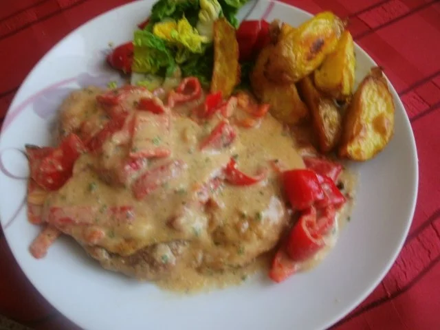 Minutensteaks in Paprikakäsesoße  und Backofenkartoffeln - Rezept