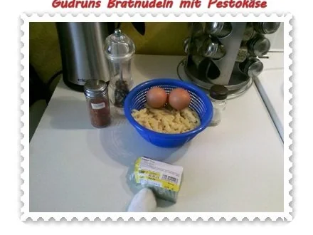 Nudeln: Bratnudeln mit grünem Pestokäse - Landana - Rezept - Bild Nr. 2