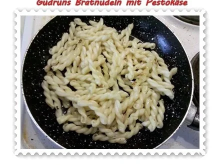 Nudeln: Bratnudeln mit grünem Pestokäse - Landana - Rezept - Bild Nr. 4