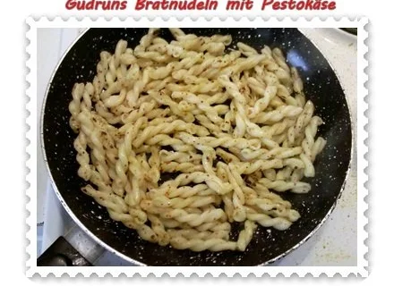Nudeln: Bratnudeln mit grünem Pestokäse - Landana - Rezept - Bild Nr. 5