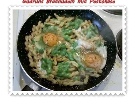 Nudeln: Bratnudeln mit grünem Pestokäse - Landana - Rezept - Bild Nr. 7