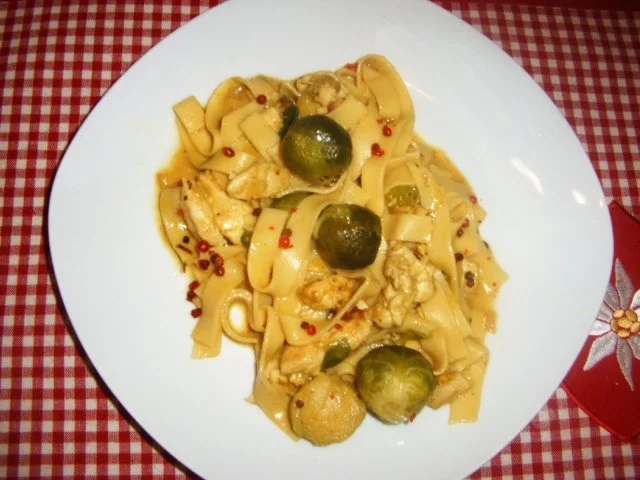 Hähnchen-Rosenkohl-Nudel-Pfanne - Rezept
