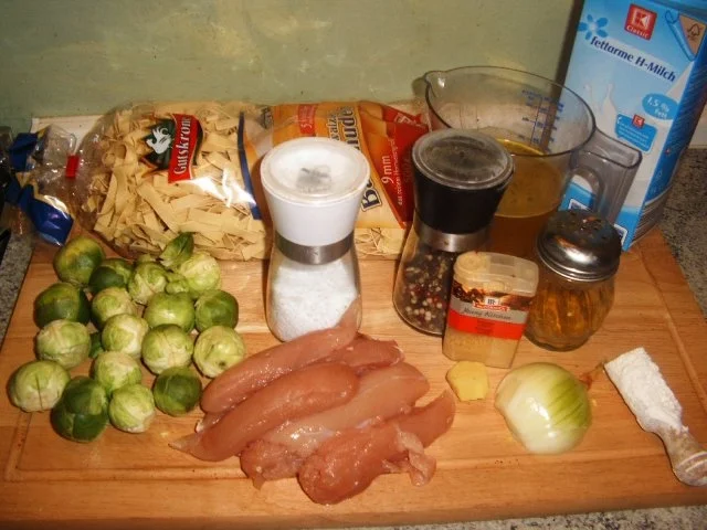 Hähnchen-Rosenkohl-Nudel-Pfanne - Rezept - Bild Nr. 2