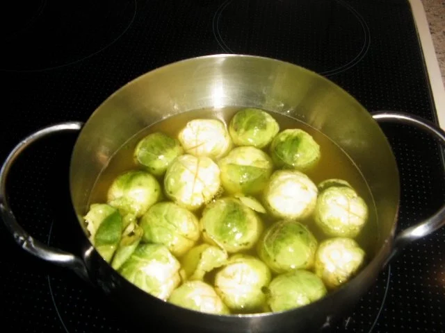 Hähnchen-Rosenkohl-Nudel-Pfanne - Rezept - Bild Nr. 3