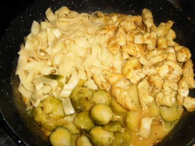 Hähnchen-Rosenkohl-Nudel-Pfanne - Rezept - Bild Nr. 8