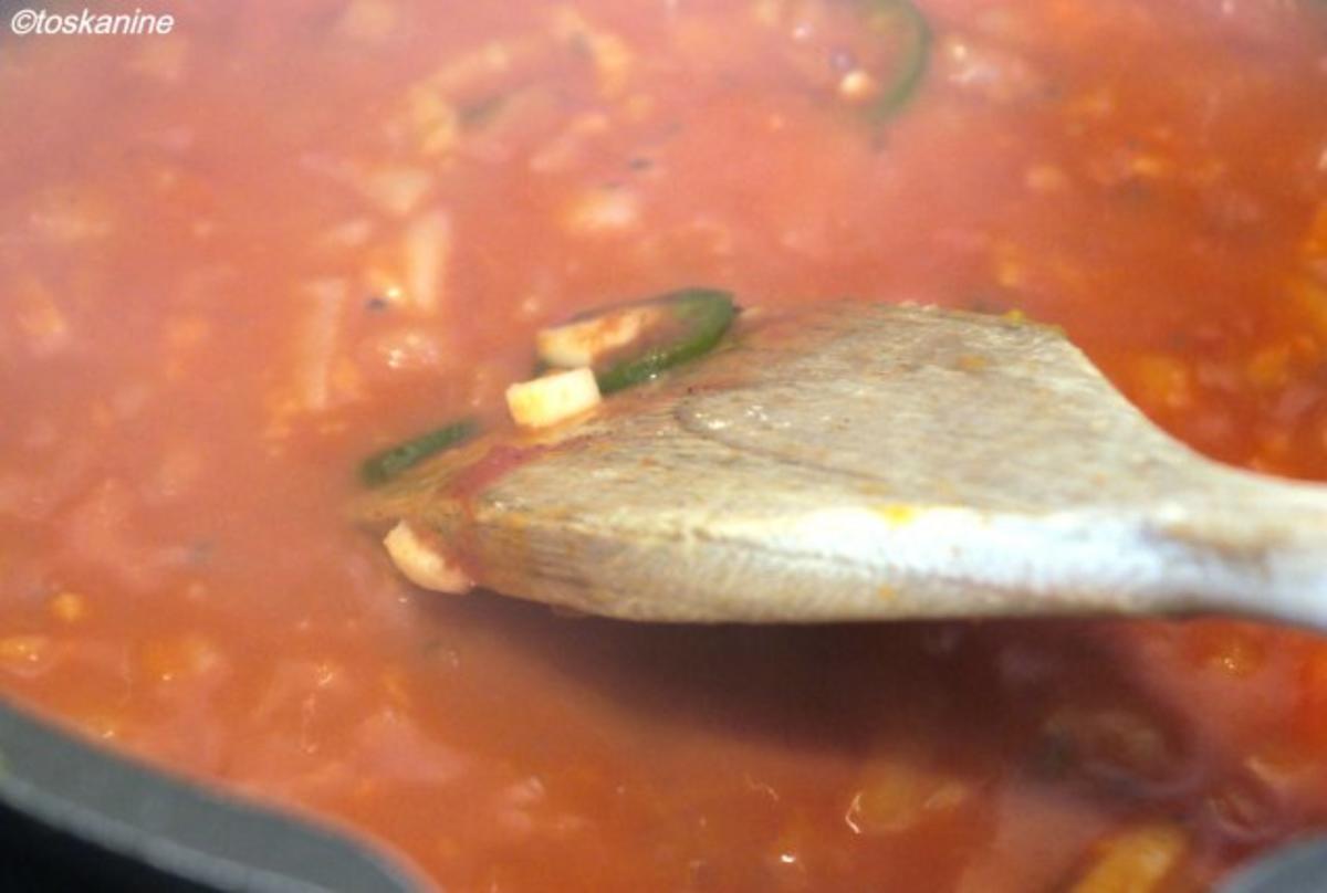 Ravioli mit Gorgonzola-Füllung, dazu eine einfache Tomatensauce - Rezept - Bild Nr. 7
