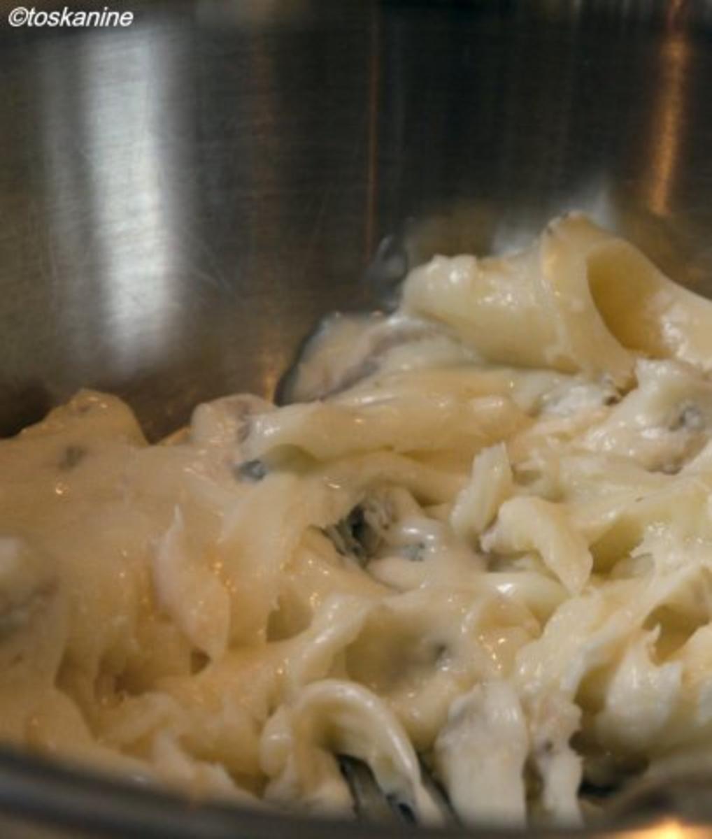 Ravioli mit Gorgonzola-Füllung, dazu eine einfache Tomatensauce - Rezept - Bild Nr. 8