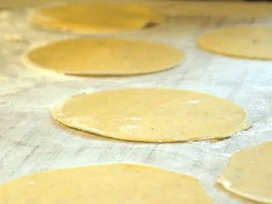 Rezept: Ravioli mit Gorgonzola-Füllung, dazu eine einfache Tomatensauce Bild Nr. 11 Ravioli mit Gorgonzola-Füllung, dazu eine einfache Tomatensauce - Rezept - Bild Nr. 11