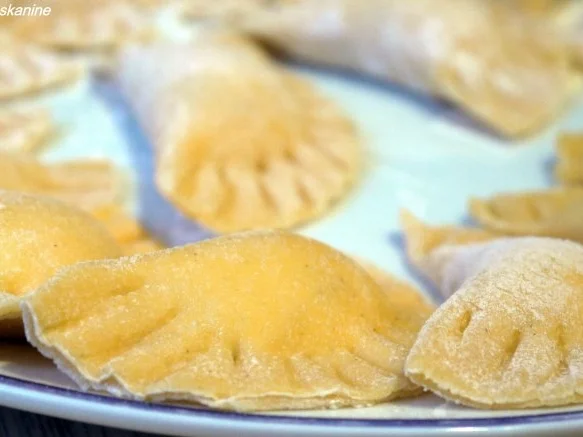 Rezept: Ravioli mit Gorgonzola-Füllung, dazu eine einfache Tomatensauce Bild Nr. 14 Ravioli mit Gorgonzola-Füllung, dazu eine einfache Tomatensauce - Rezept - Bild Nr. 14