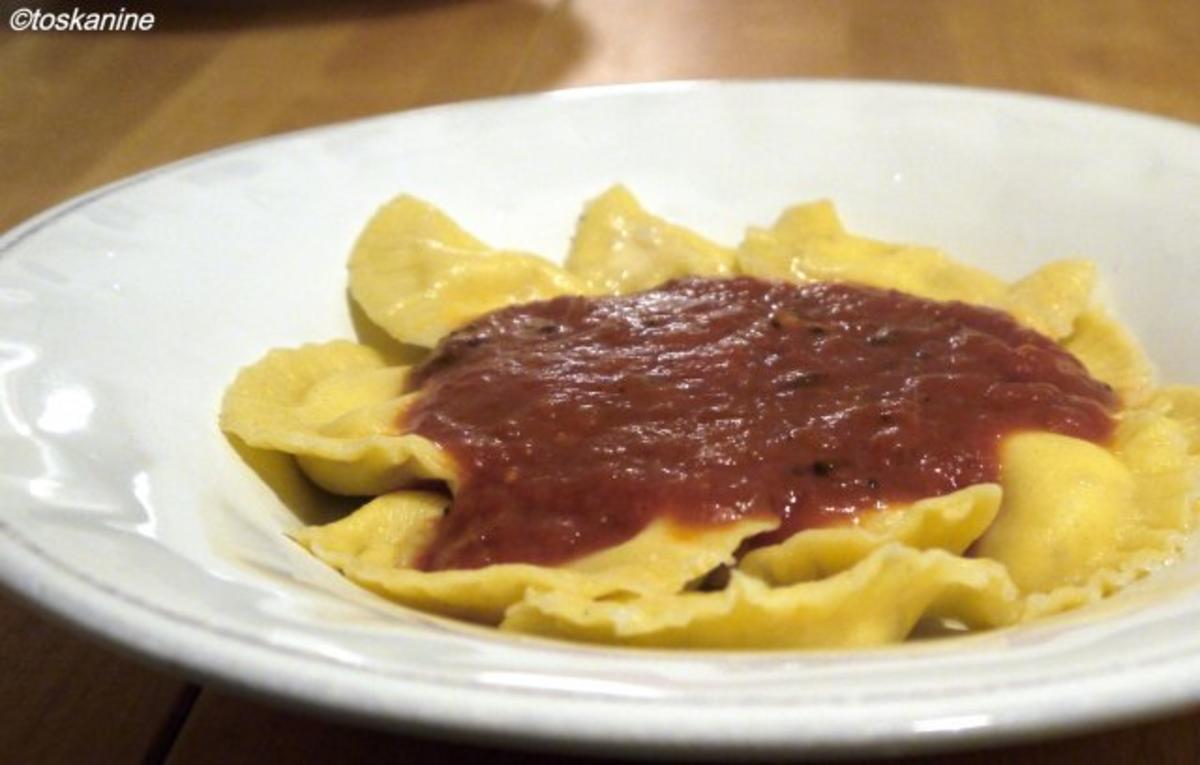 Ravioli mit Gorgonzola-Füllung, dazu eine einfache Tomatensauce - Rezept - Bild Nr. 18
