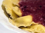 Ravioli mit Gorgonzola-Füllung, dazu eine einfache Tomatensauce - Rezept