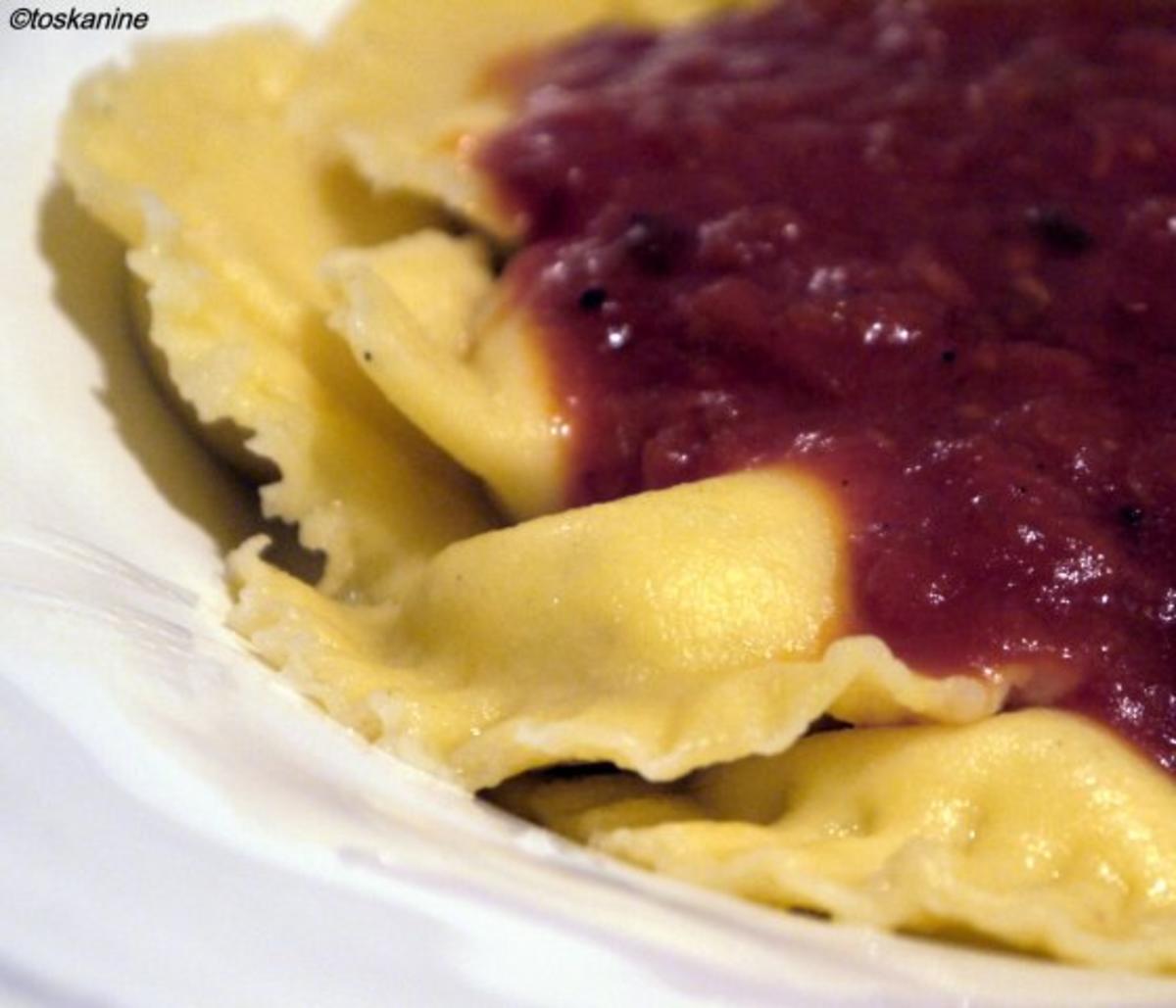 Bilder für Ravioli mit Gorgonzola-Füllung, dazu eine einfache Tomatensauce - Rezept