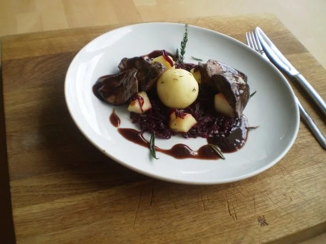 "Sauerbraten" vom Hirschkalb  auf leichte Art mit feinem Rotkohl und Knödel - Rezept - Bild Nr. 2