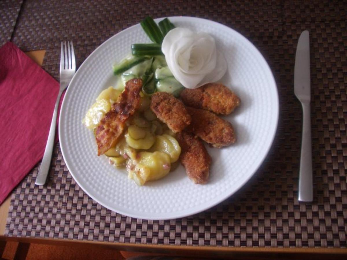 Schweinebäckchen mit lauwarmen Kartoffelsalat und Bacon - Rezept ...