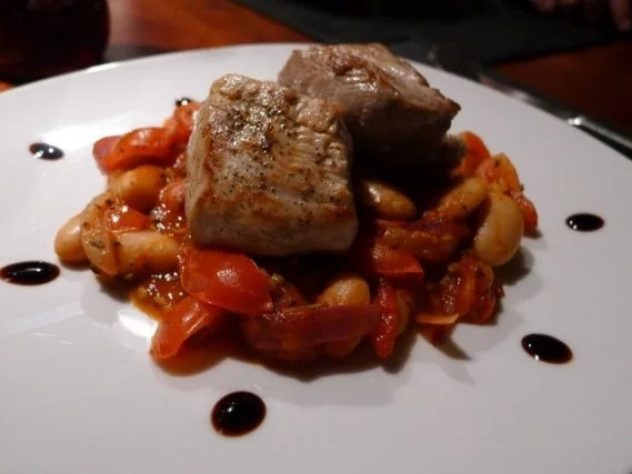 Schweinefilet auf Tomaten-Bohnengemüse mit Salbei - Rezept