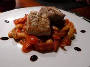 Schweinefilet auf Tomaten-Bohnengemüse mit Salbei - Rezept