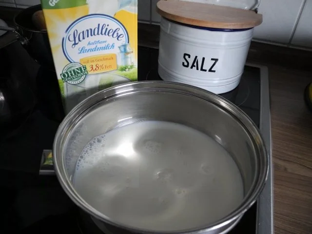 Getränke warm & kalt : Heiße Milch mit Akazienhonig und Vanillestange - Rezept - Bild Nr. 2