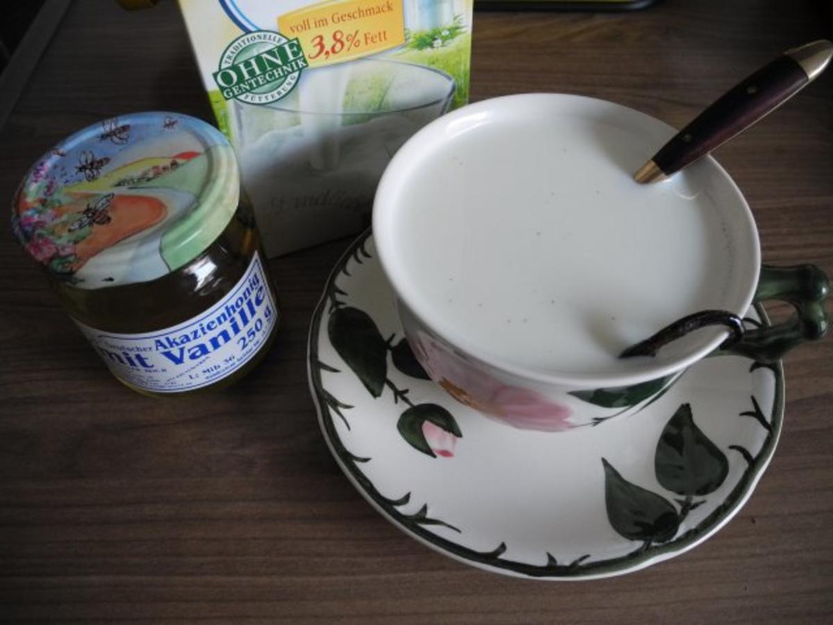 Getränke warm & kalt : Heiße Milch mit Akazienhonig und Vanillestange - Rezept