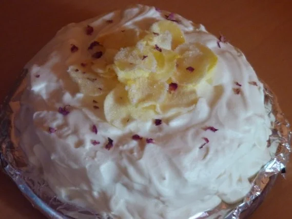 Weiße Schokotorte mit kandierten Rosenblättern - Rezept - Bild Nr. 2