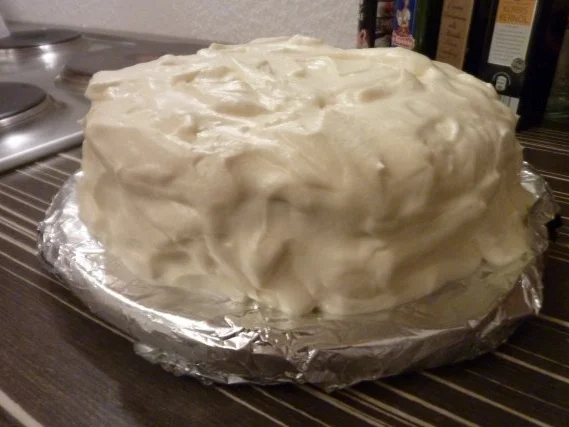 Weiße Schokotorte mit kandierten Rosenblättern - Rezept - Bild Nr. 3