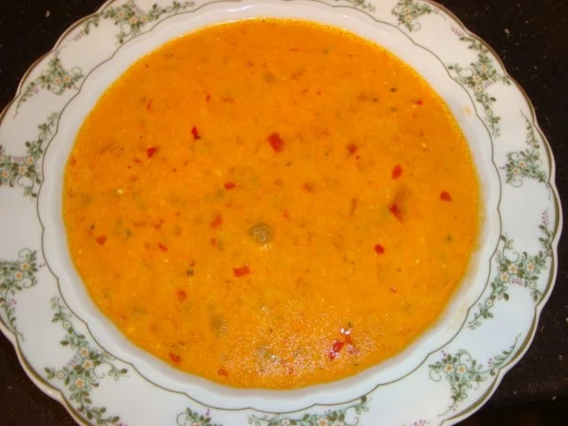 Rezept: Ajvar-Suppe mit frischen Paprikastückchen Ajvar-Suppe mit frischen Paprikastückchen - Rezept