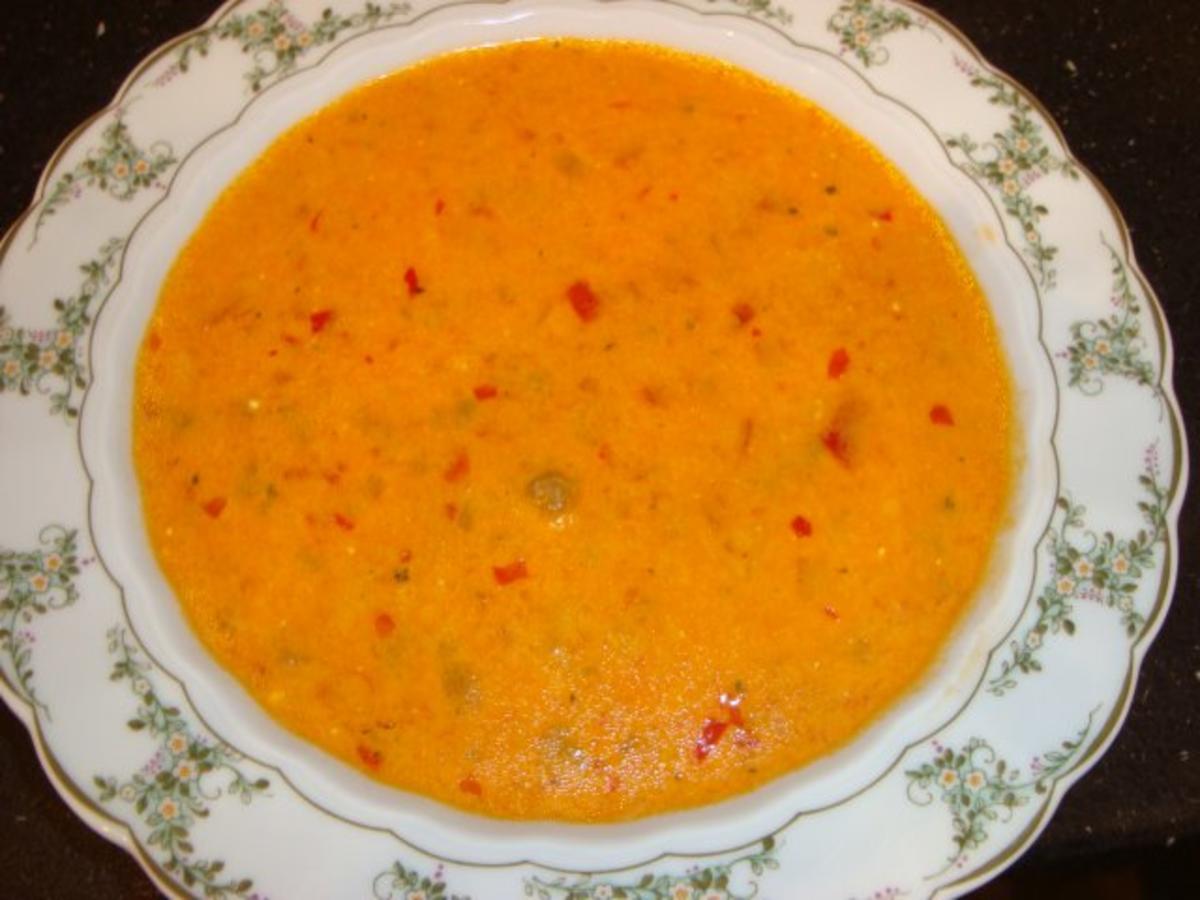 Ajvar-Suppe mit frischen Paprikastückchen - Rezept - kochbar.de