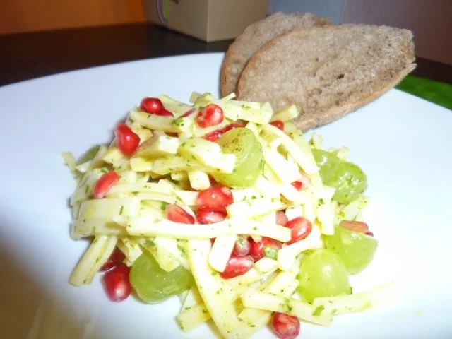Rezept: Käsesalat mit Trauben und Granatapfelkernen Käsesalat mit Trauben und Granatapfelkernen - Rezept