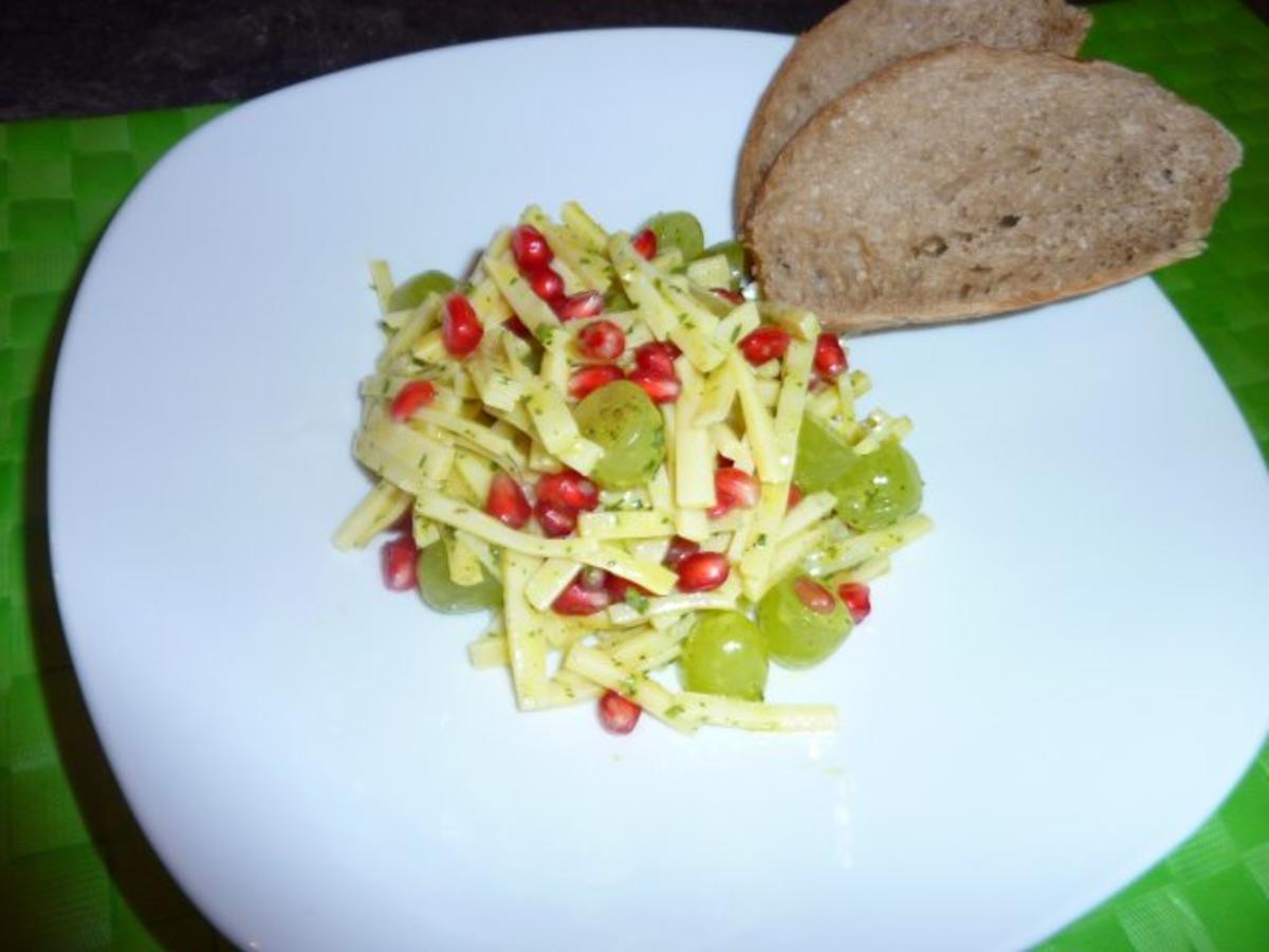 Käsesalat mit Trauben und Granatapfelkernen - Rezept - Bild Nr. 2