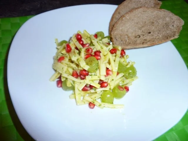 Rezept: Käsesalat mit Trauben und Granatapfelkernen Bild Nr. 2 Käsesalat mit Trauben und Granatapfelkernen - Rezept - Bild Nr. 2
