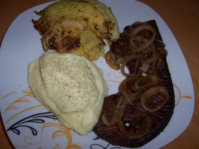 Gebratene Leber mit Püree und Schmorwirsing - Rezept