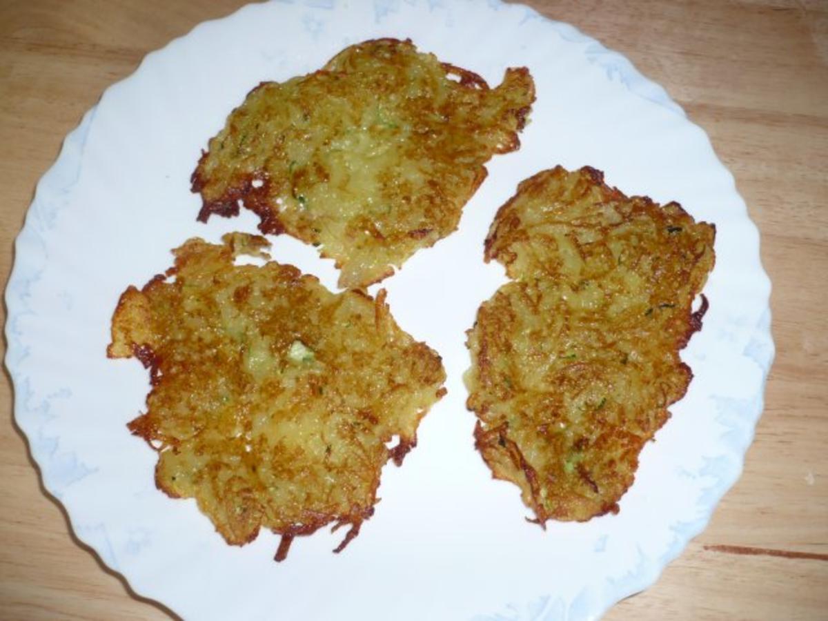 Kartoffelpuffer Kartoffel, Zucchini, Zwiebel, Salz, Öl zum braten ...