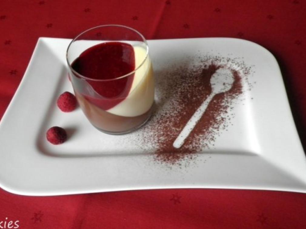 Schokoladen - Panna Cotta schwarz/weiß mit Himbeersoße - Rezept ...