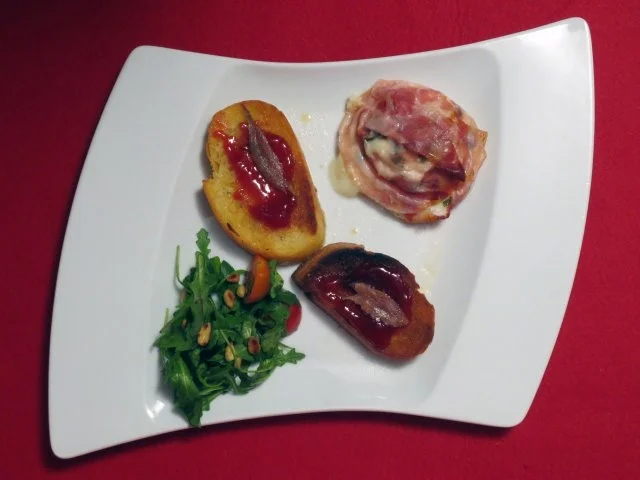 Gefüllter Büffelmozzarella, dazu Sardellen-Marmeladen-Crostini - Rezept