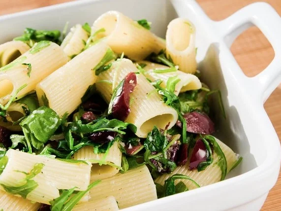Rezept: Pasta mit Oliven und Rucola Pasta mit Oliven und Rucola - Rezept