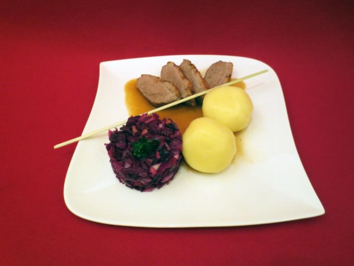 Bilder für Gebratene Entenbrust mit Klößen und Rotkohl - Rezept