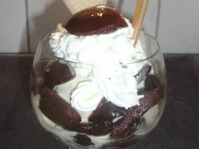 Rezept: Eis mit Amaretto-Pflaumen Eis mit Amaretto-Pflaumen - Rezept