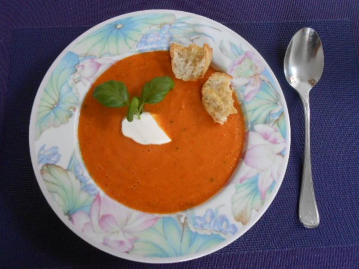 Tomatensuppe mit selbstbemachten Croûtons - Rezept - kochbar.de