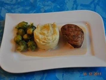 Kochen: Schweinefilet im Speckmantel auf Sherrysoße mit Trüffel-Kartoffelstampf - Rezept