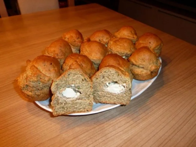 Rezept: Kräuter-Muffins mit Frischkäsefüllung Kräuter-Muffins mit Frischkäsefüllung - Rezept