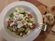 Griechischer Bauernsalat mit Pizzabrot - Rezept