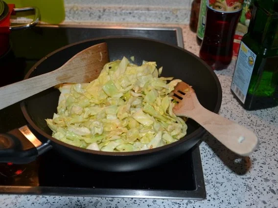 Rezept: Feuriger Spitzkohl mit Hackbällchen Bild Nr. 7 Feuriger Spitzkohl mit Hackbällchen - Rezept - Bild Nr. 7