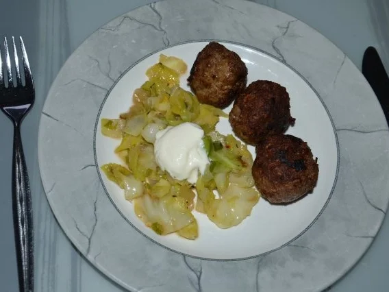 Rezept: Feuriger Spitzkohl mit Hackbällchen Feuriger Spitzkohl mit Hackbällchen - Rezept